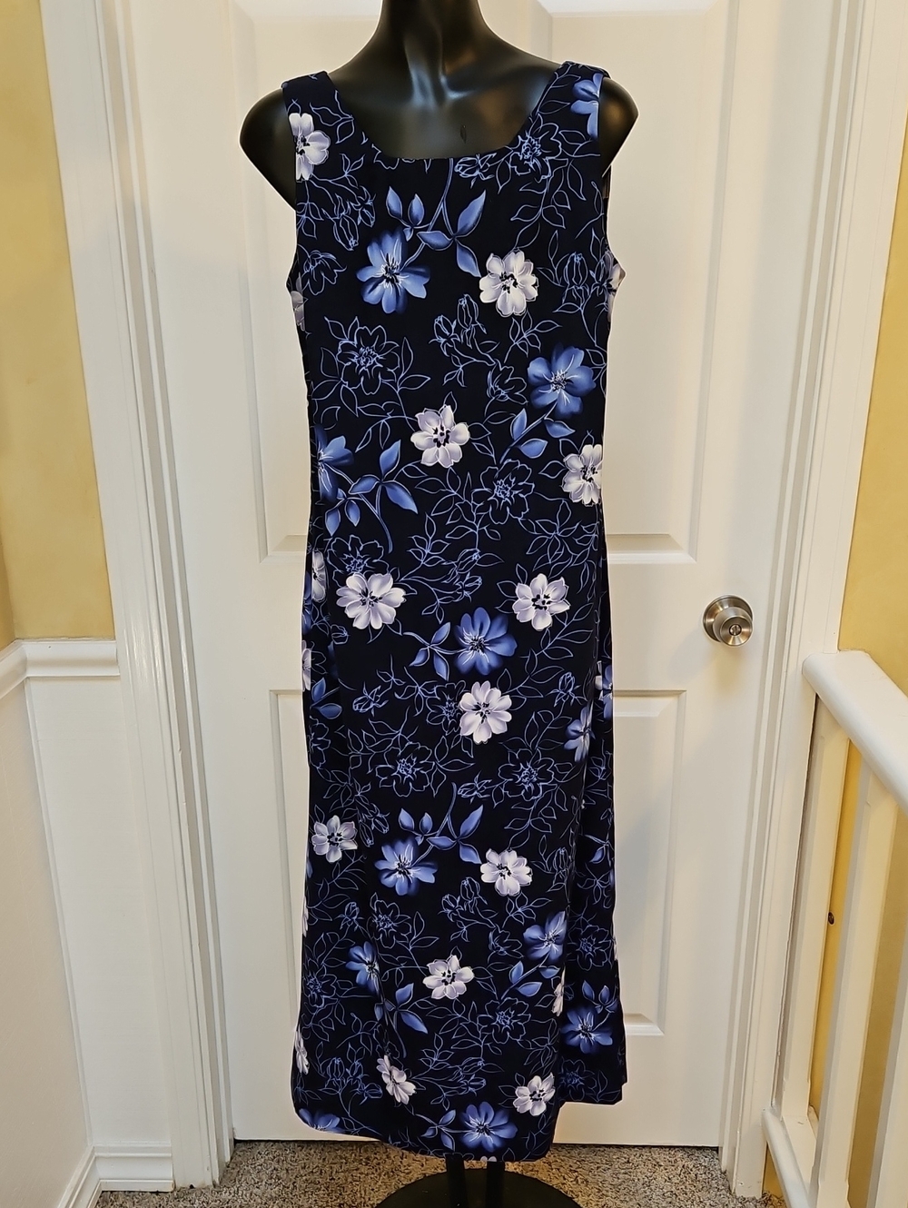STUDIO 1 maxi dress features a sleeveless design and a bold floral patten - 10P